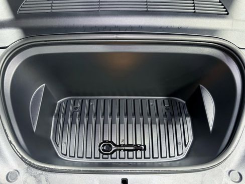 Used 2024 Tesla Model Y Performance image 25