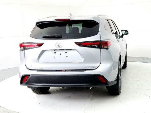 Used 2024 Toyota Highlander XLE AWD/4WD image 7