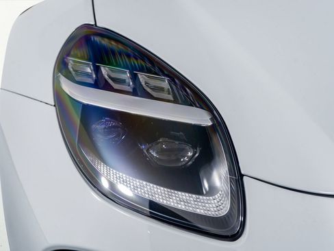 Used 2025 Aston Martin V8 Vantage Coupe image 15