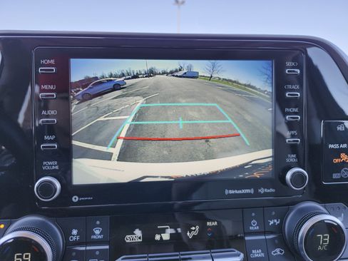 Used 2022 Toyota Highlander XLE image 4