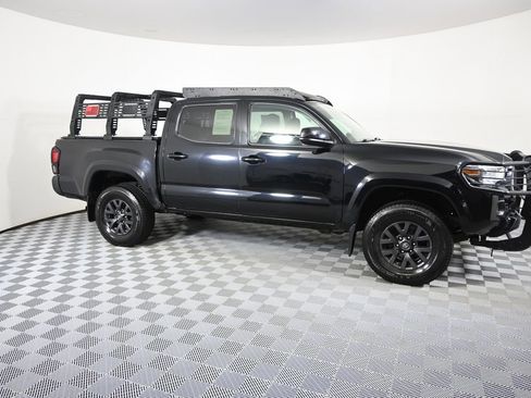 Used 2020 Toyota Tacoma SR5 AWD/4WD image 9