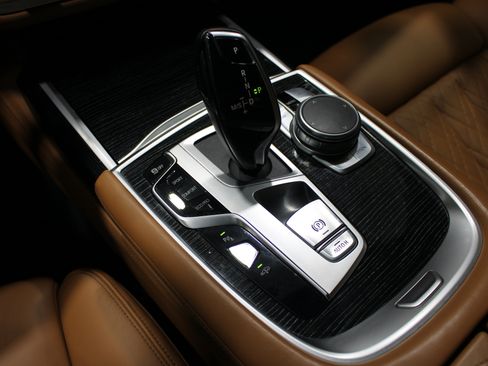 Used 2020 BMW 750i xDrive w/ Executive Package AWD/4WD image 21