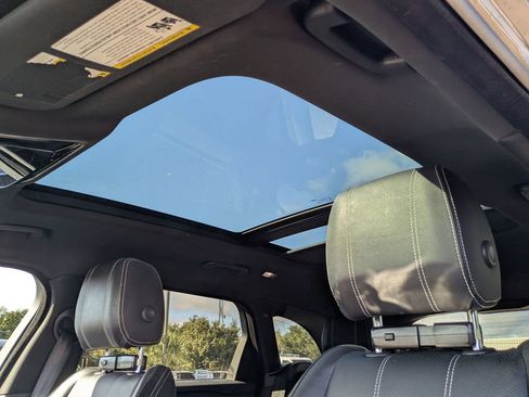 Used 2018 Land Rover Range Rover Velar R-Dynamic SE AWD/4WD image 17