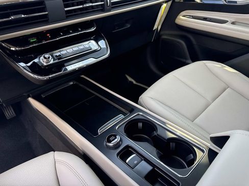 New 2026 Lincoln Corsair Premiere image 26