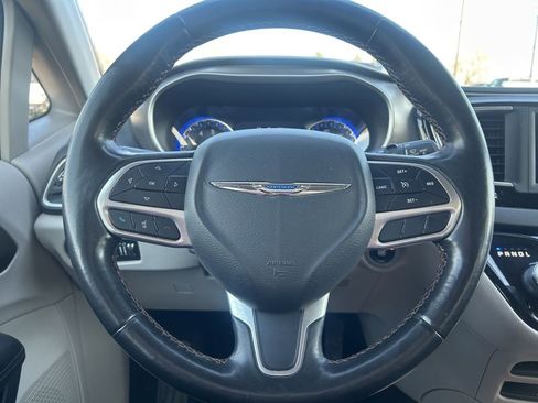 Used 2020 Chrysler Pacifica Touring w/ Cold Weather Group image 11