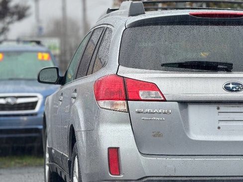 Used 2010 Subaru Outback 3.6R Limited image 10