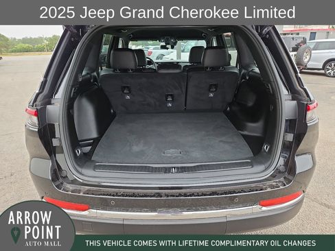 Used 2025 Jeep Grand Cherokee Limited AWD/4WD image 17