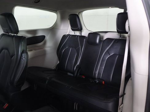 Used 2023 Chrysler Pacifica Touring-L image 32