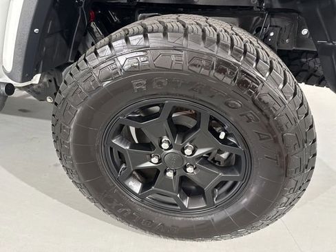 Used 2022 Jeep Gladiator Willys image 8