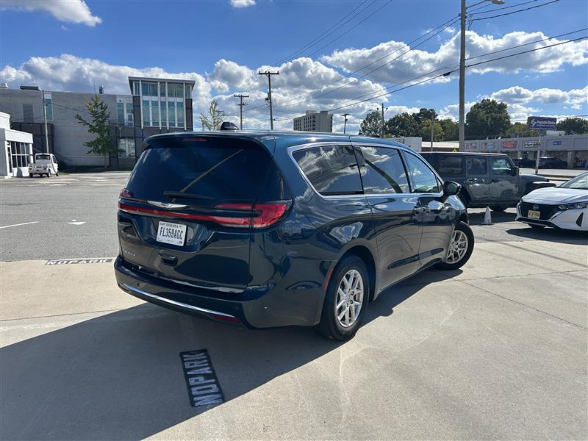 Used 2025 Chrysler Pacifica Select FWD image 5
