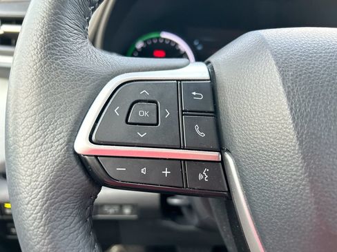 Used 2025 Toyota Sienna XLE FWD image 16