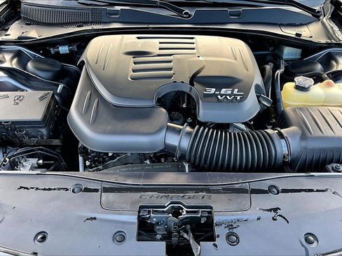 Used 2019 Dodge Charger SXT image 9