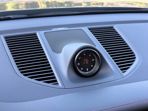 Certified 2025 Porsche Macan image 18