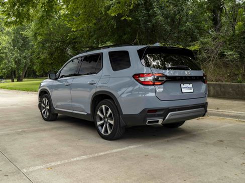 Certified 2025 Honda Pilot Touring image 7