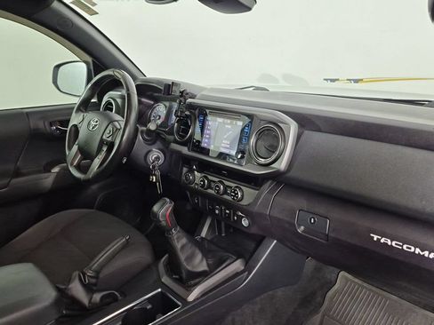 Used 2018 Toyota Tacoma TRD Off-Road w/ Technology Package AWD/4WD image 39