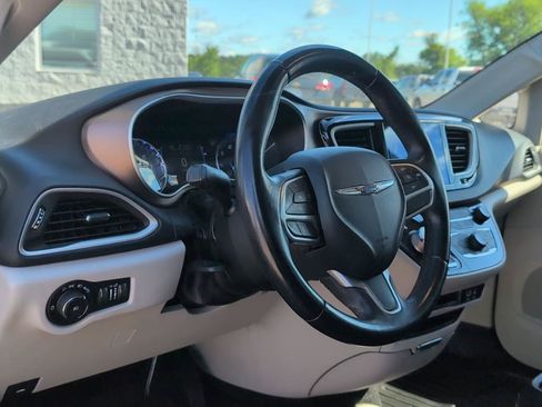 Used 2017 Chrysler Pacifica Touring-L FWD image 17