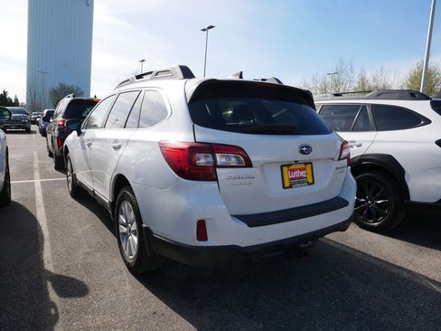 Used 2017 Subaru Outback 2.5i Premium image 3