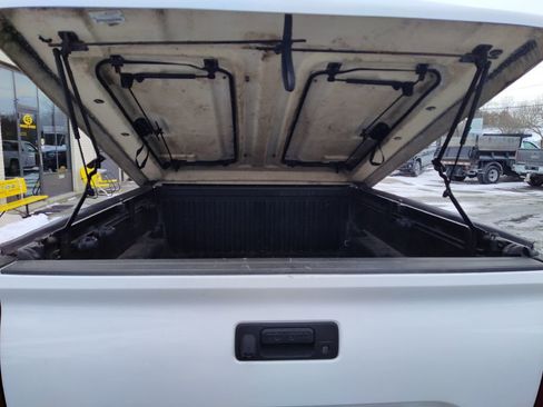 Used 2018 Toyota Tacoma SR image 15