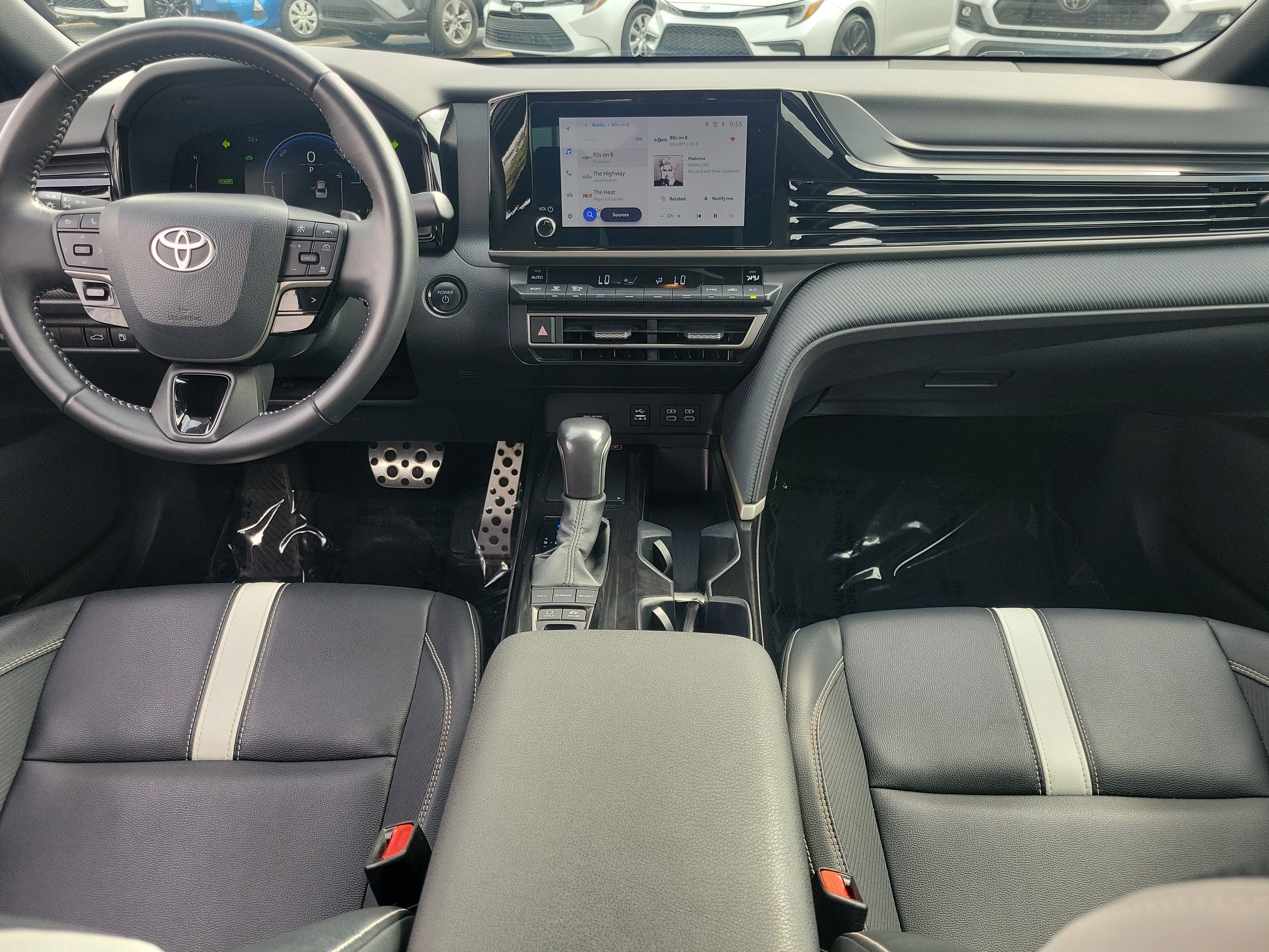 Used 2025 Toyota Camry SE FWD image 9