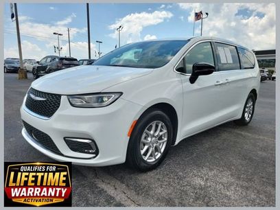 Used 2026 Chrysler Pacifica Select