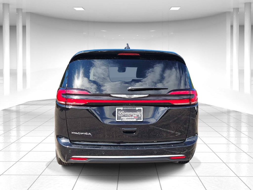 Used 2025 Chrysler Pacifica Select FWD image 4