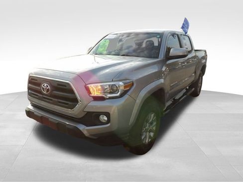 Used 2017 Toyota Tacoma TRD Sport image 3