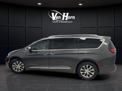 Used 2023 Chrysler Pacifica Pinnacle FWD image 4