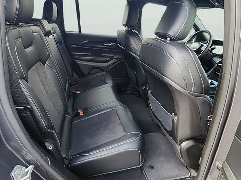 Used 2025 Jeep Grand Cherokee Altitude image 19
