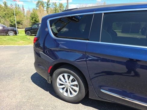 Used 2017 Chrysler Pacifica Touring-L FWD image 27