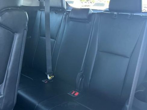 Used 2022 Toyota Highlander XLE AWD/4WD image 28