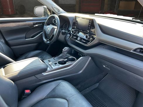 Used 2020 Toyota Highlander Limited FWD image 11