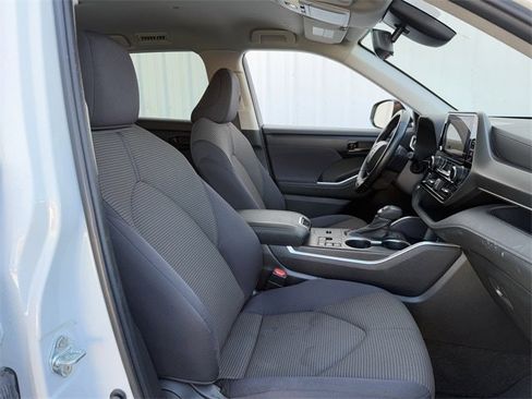 Used 2023 Toyota Highlander LE image 28