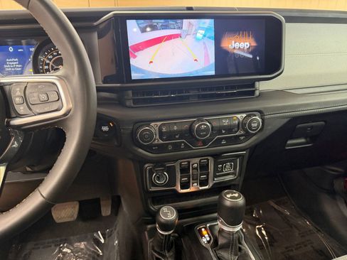 Used 2025 Jeep Wrangler Unlimited Sahara AWD/4WD image 17