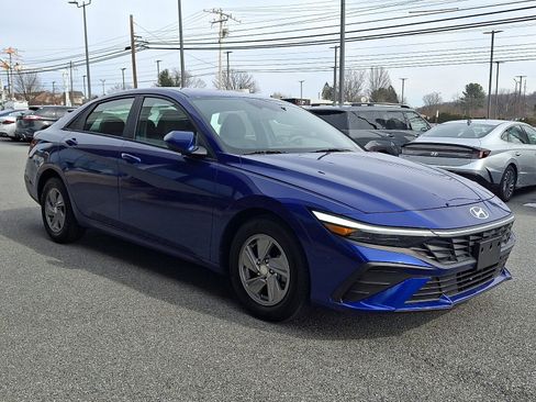 Certified 2024 Hyundai Elantra SE image 3