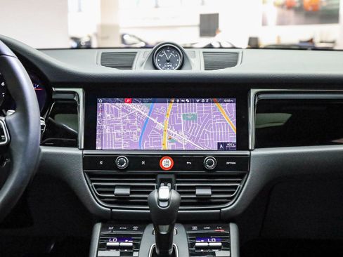 Certified 2025 Porsche Macan image 16