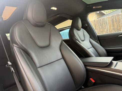 Used 2022 Tesla Model X image 17