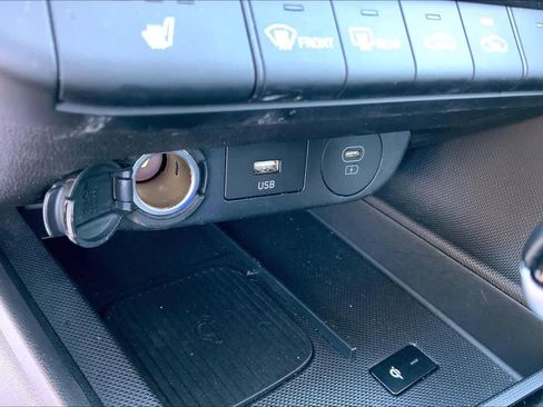 Used 2025 Hyundai Elantra SEL FWD image 31