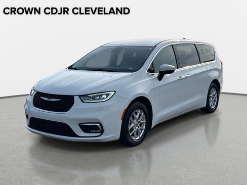 Used 2023 Chrysler Pacifica Touring-L FWD image 9
