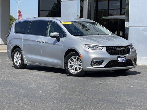 Used 2023 Chrysler Pacifica Touring-L FWD image 2