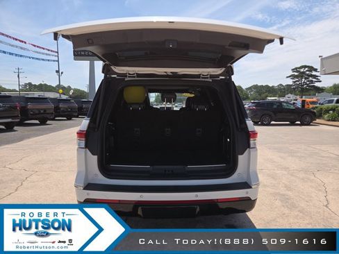Used 2023 Lincoln Navigator Reserve AWD/4WD image 9