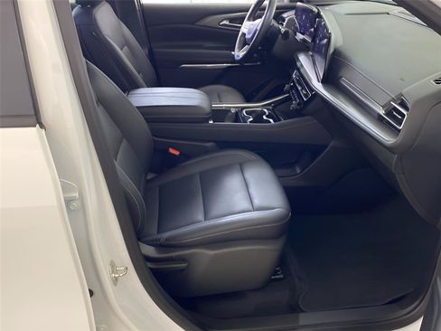 Used 2025 Chevrolet Traverse LT FWD image 47