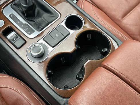 Used 2015 Volkswagen Touareg TDI image 32