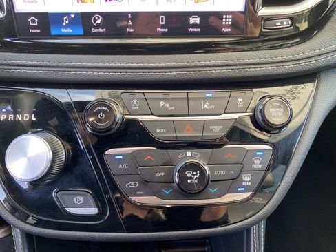 Used 2025 Chrysler Pacifica Limited image 28