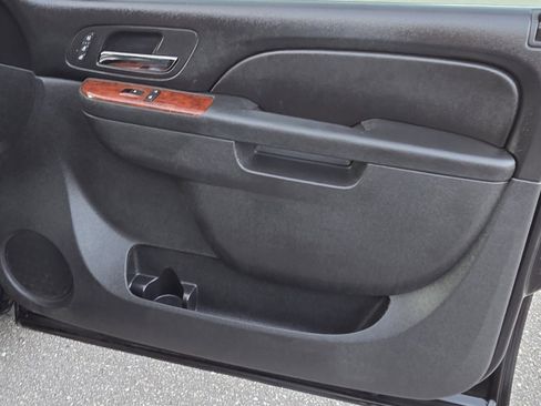 Used 2013 Chevrolet Avalanche LTZ image 17