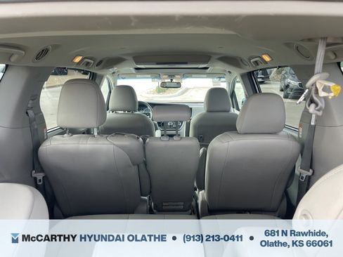 Used 2017 Toyota Sienna XLE image 23