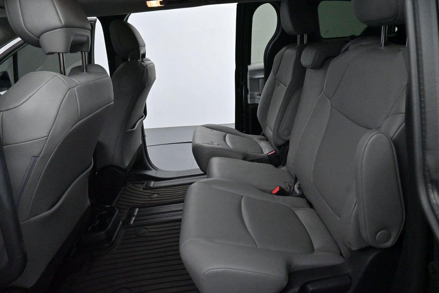 Used 2025 Toyota Sienna XLE FWD image 29
