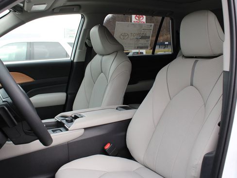 New 2026 Toyota Grand Highlander Platinum image 40