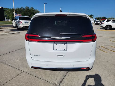 Used 2025 Chrysler Pacifica Select FWD image 3