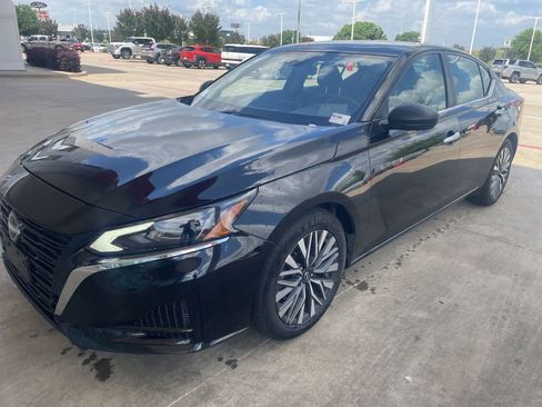 Used 2024 Nissan Altima 2.5 SV image 1