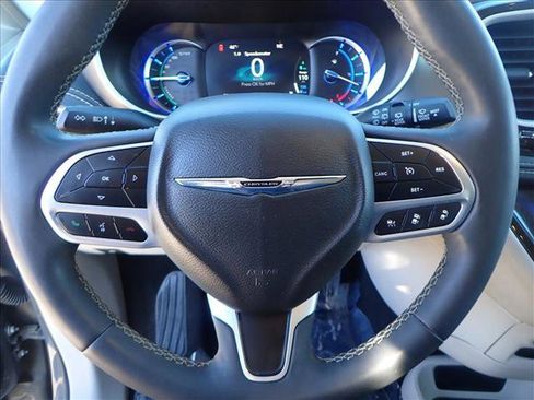 Used 2022 Chrysler Pacifica Touring-L image 15